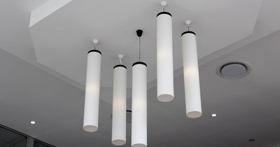 Lampy wewnętrzne sufitowe – wszechstronne
