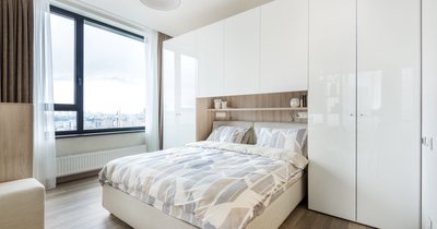 Duża szafa do sypialni – pojemność i styl